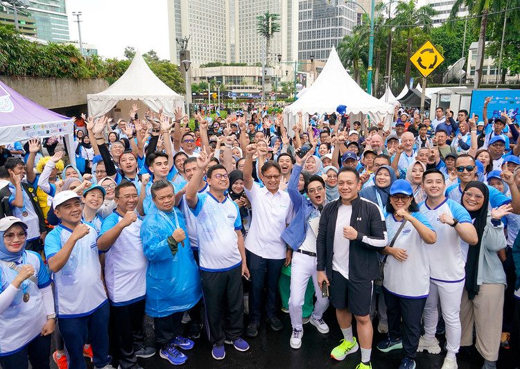 Menteri Kesehatan RI, Budi Gunadi Sadikin, dan peserta lainnya berfoto bersama dalam acara Pekan Kesadaran Resistansi Antimikroba Sedunia (WAAW) 2024 di Bundaran HI, Jakarta, Minggu (8/12/2024). (Dok/Kemenkes)