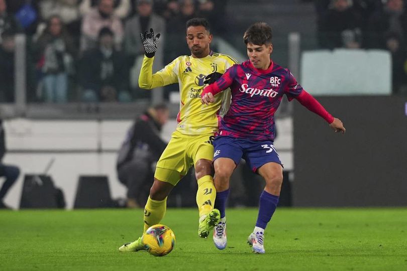 Benjamin Dominguez dari Bologna (kanan) berebut bola dengan Danilo dari Juventus dalam pertandingan Serie A di Allianz Stadium, Minggu (8/12/2024).