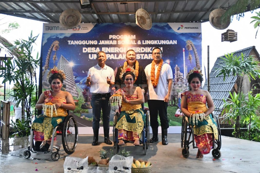 Direktur Utama Pertamina Simon Aloysius Mantiri beserta jajaran mengunjungi lokasi program berkelanjutan bernama Desa Energi Berdikari (DEB) di Desa Uma Palak Lestari, Denpasar Utara, Bali, Sabtu (14/12/2024). (Dok/Pertamina)