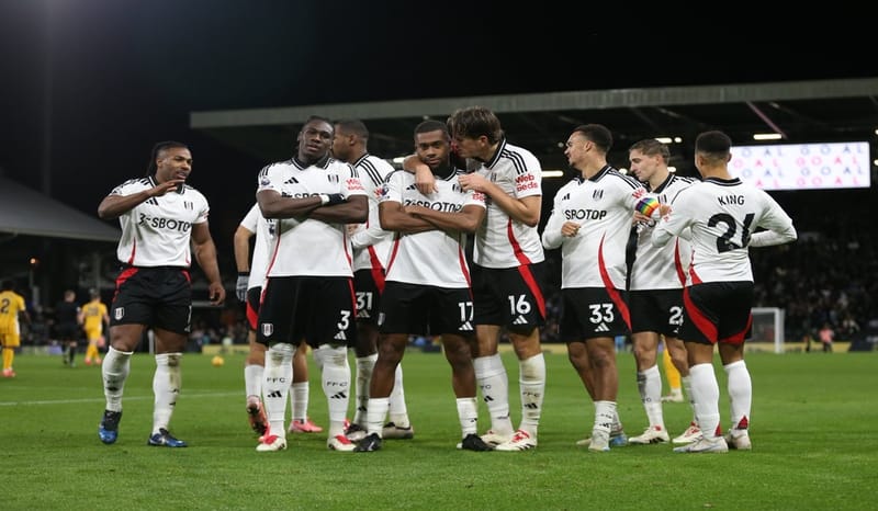 Pemain Fulham Alex Iwobi (tengah) melakukan selebrasi usai mencetak gol ke gawang Brighton and Hove Albion di laga Liga Primer Inggris, Jumat (6/12/2024). (Dok/Fulham FC)