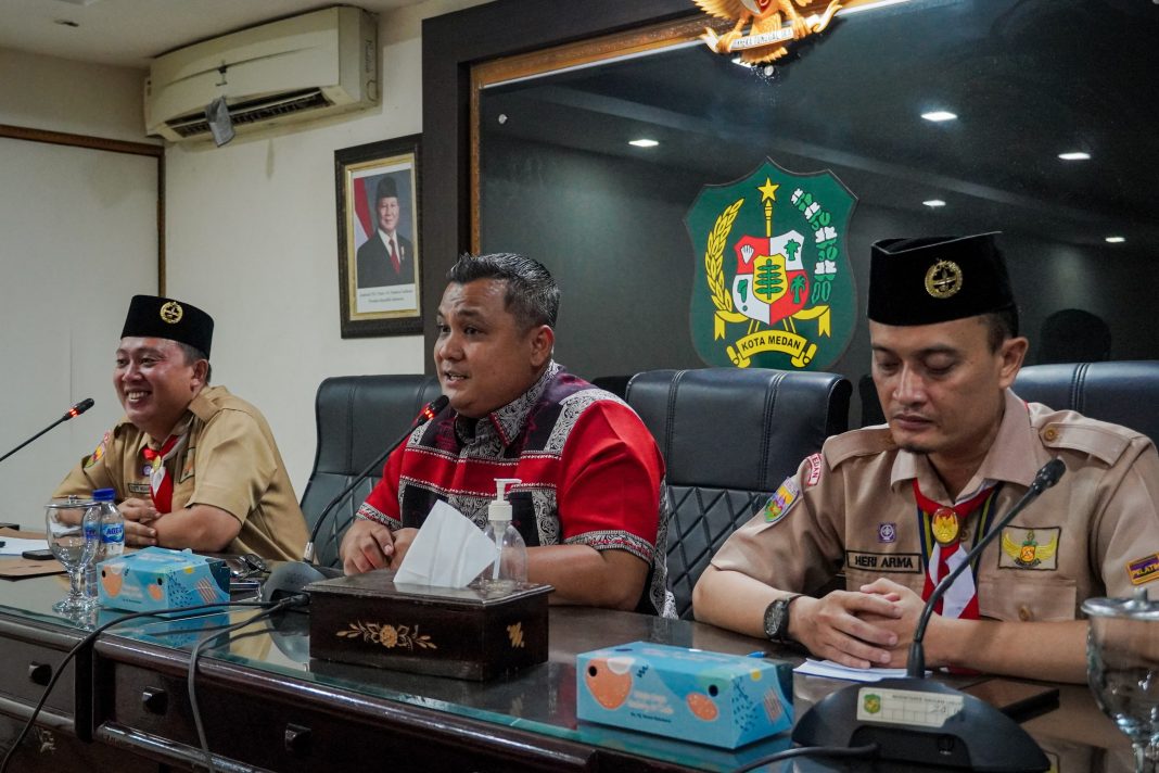 Pj Sekda Kota Medan, Topan Obaja Putra Ginting, memimpin rapat Konsolidasi Pengurus Kwarcab Gerakan Pramuka Kota Medan dan menyampaikan apresiasi atas dedikasi pengurus, pada Jumat (27/12/2024). (Dok/Diskominfo Kota Medan)