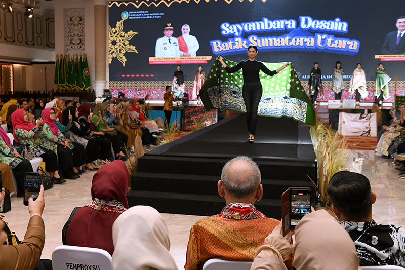 Peserta Sayembara Desain Batik Sumatera Utara memamerkan karya yang mengangkat kekayaan budaya lokal, pada acara di Aula Raja Inal Siregar, Medan, Senin (23/12/2024). (Dok/Diskominfo Sumut)