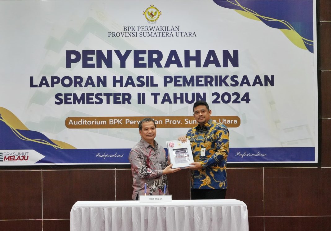 Wali Kota Medan Bobby Nasution menerima Laporan Hasil Pemeriksaan (LHP) Kepatuhan Pengadaan Barang & Jasa Tahun Anggaran 2024 dari Kepala BPK RI Perwakilan Sumut, Eydu Oktain Panjaitan, di Kantor BPK RI Perwakilan Provinsi Sumut, Jumat (27/12/2024). (Dok/Diskominfo Kota Medan)