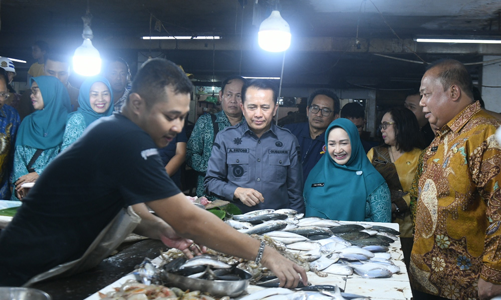 Pj Gubernur Sumut Agus Fatoni bersama Pj Ketua TP PKK Sumut Tyas A Fatoni melakukan inspeksi harga dan stok bahan pokok di Pasar Petisah Medan, Jumat (6/12/2024). (Dok/Diskominfo Sumut)