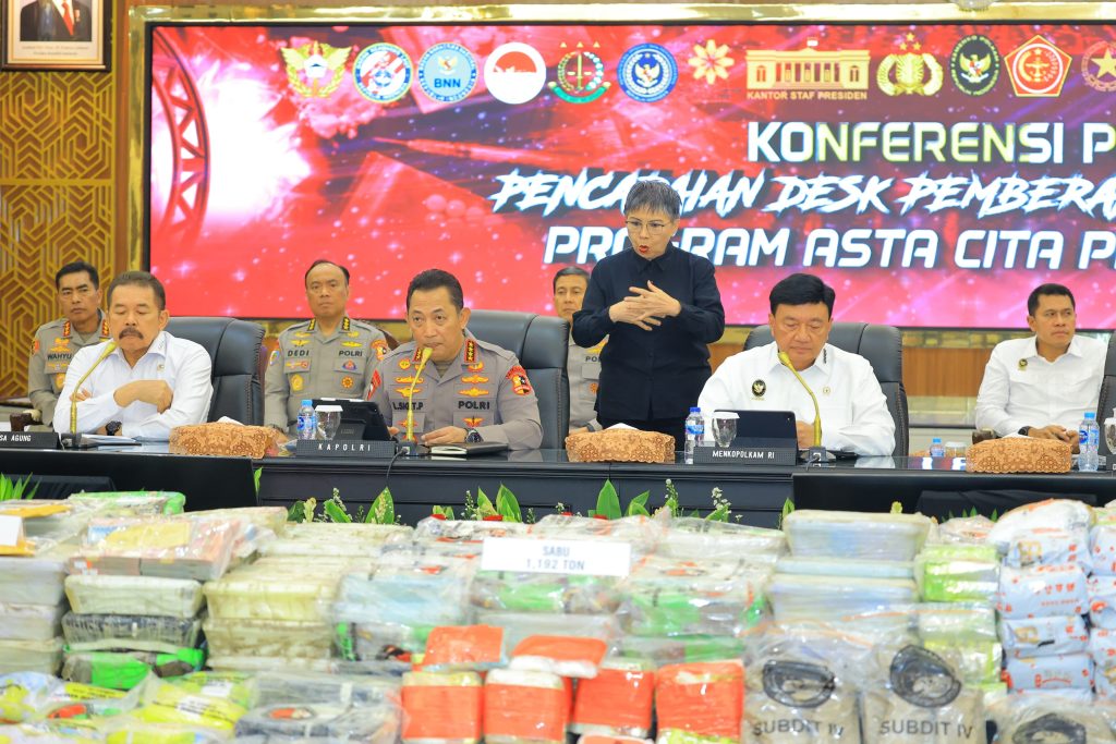 Kapolri Jenderal Listyo Sigit Prabowo memberikan keterangan dalam konferensi pers di Mabes Polri, Jakarta, Kamis (5/12/2024). (Dok/Humas Polri)