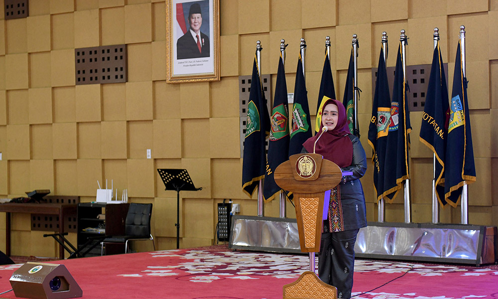 Pj Ketua TP PKK Sumut, Tyas Fatoni, membuka Rapat Kerja (Raker) II Badan Kerjasama Organisasi Wanita (BKOW) Sumut di Aula Tengku Rizal Nurdin, Medan, pada Senin (23/12/2024). (Dok/Diskominfo Sumut)