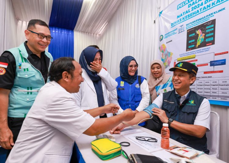 Menko PMK Prof Dr Pratikno didampingi Menteri Kesehatan Budi Gunadi Sadikin dan Menteri Perhubungan Dudhy Purwagandhi meninjau fasilitas kesehatan di rest area KM 57, jalur tol Jakarta-Cikampek. (Dok/Kemenkes)