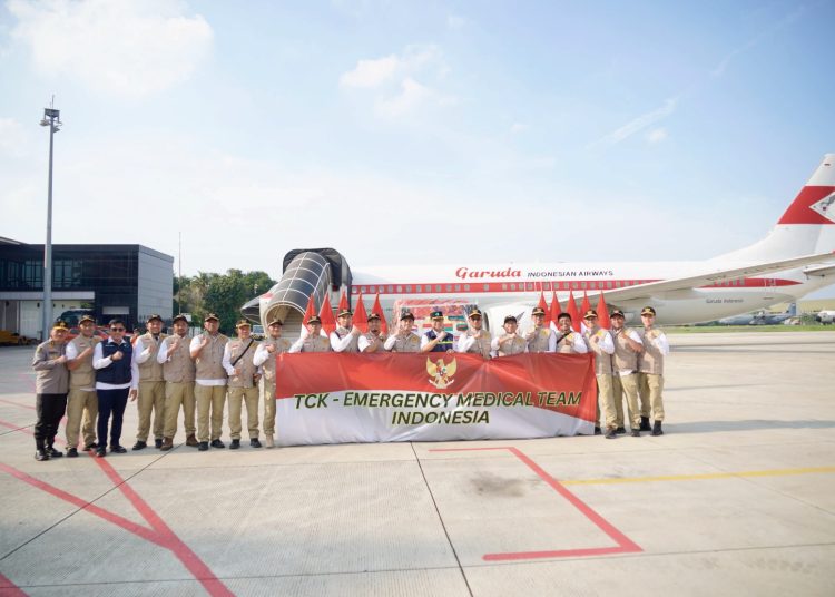 Menko PMK Pratikno melepas bantuan kemanusiaan Indonesia untuk korban gempa bumi di Vanuatu di Bandara Halim Perdanakusuma, Jakarta.