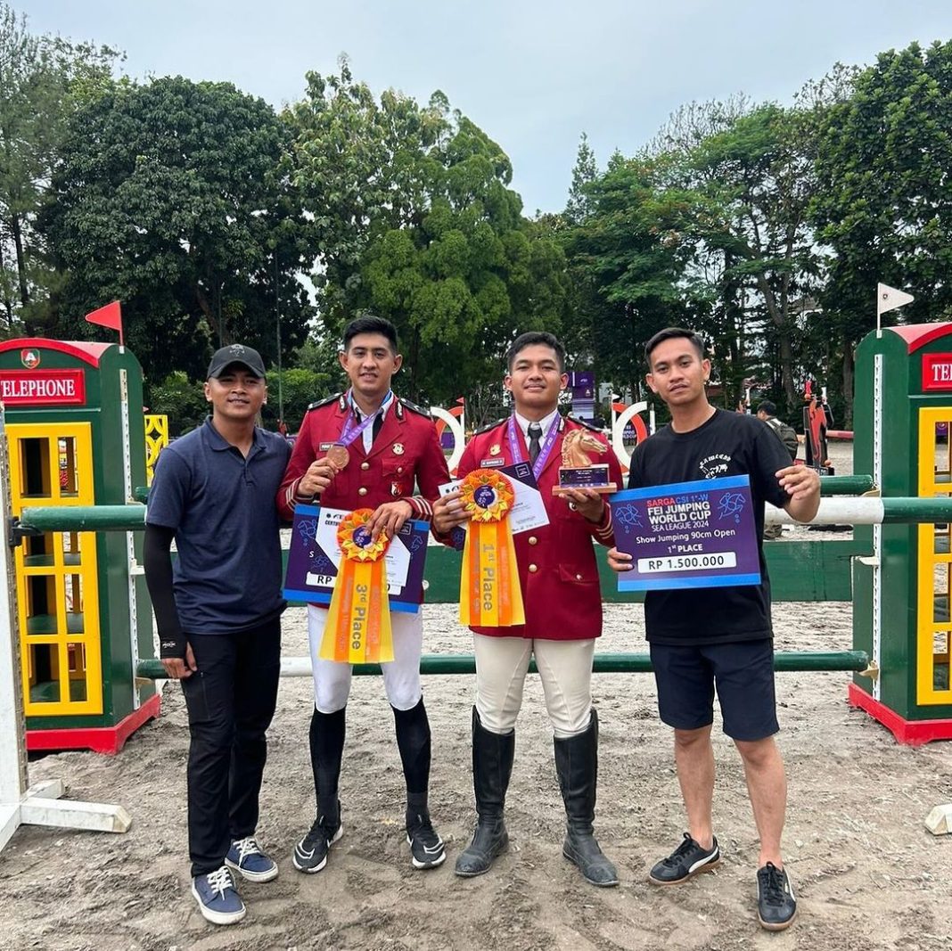 Para atlet Detasemen Turangga, Ditpolsatwa Mabes Polri, saat merayakan keberhasilan mereka setelah meraih juara di ajang SARGA CSI FEI Jumping World Cup SEA League 2024 di Arthayasa Stable, Depok. (Dok/Humas Polri)