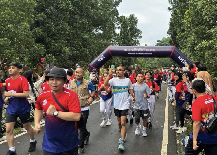 Peserta Fun Run Hari AIDS Sedunia berlari di Kebun Raya Bogor, Minggu (15/12/2024), sebagai bagian dari kampanye melawan HIV/AIDS. (Dok/Kemenkes)