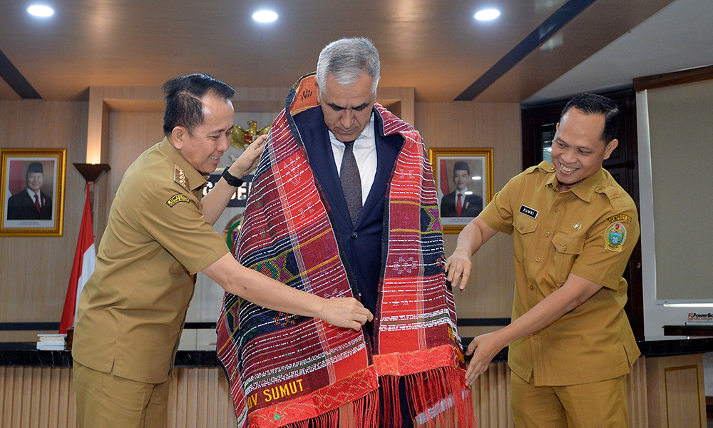 Pj Gubernur Sumut, Agus Fatoni, menerima kunjungan silaturahmi Duta Besar Uzbekistan untuk Indonesia, HE Oybek Eshonov, di Kantor Gubernur Sumut, Medan, pada Senin (9/12/2024). (Dok/Diskominfo Sumut)