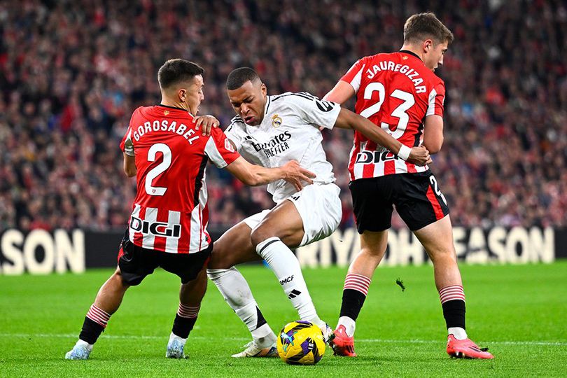 Kylian Mbappe dikepung dua pemain lawan di laga Athletic Bilbao vs Real Madrid, La Liga 2024/2025, Kamis (5/12/2024).