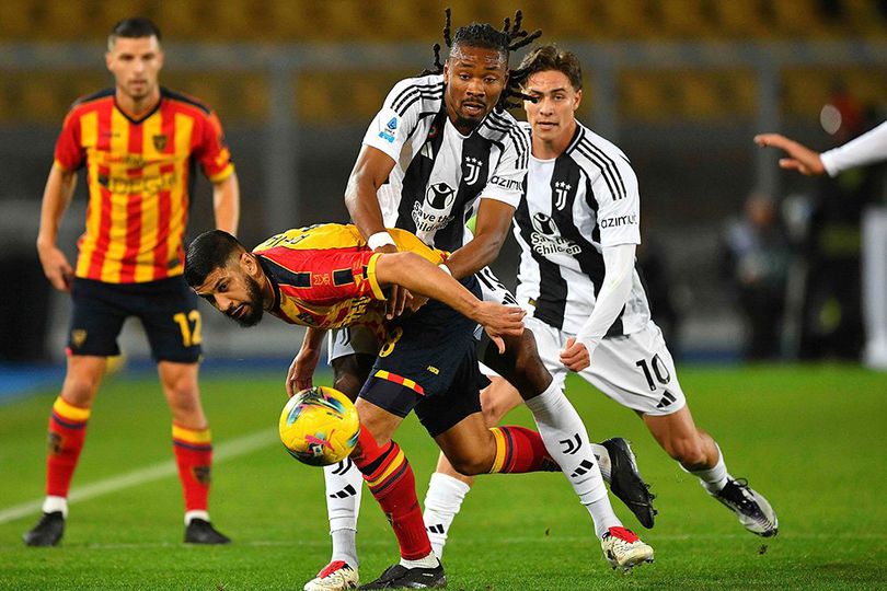 Duel antarpemain di laga Lecce vs Juventus, Serie A 2024/2025, Senin (2/12/2024).