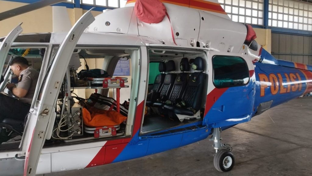 Salah satu helikopter yang disiapkan Korpolairud Baharkam Polri untuk menjadi ambulans udara selama Operasi Lilin 2024 dalam rangka pengamanan Nataru. (Dok/Humas Polri)