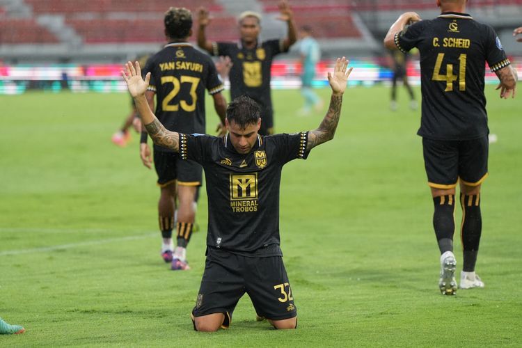 Gelandang Malut United, Jorge Correa, merayakan gol ke gawang PSBS Biak, Laga PSBS Biak vs Malut United pada pekan ke-12 Liga 1 berlangsung di Stadion I Wayan Dipta, Gianyar, Bali, pada Senin (2/12/2024). (Dok/Malut United)