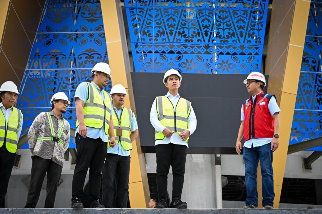 Wapres Gibran Rakabuming Raka saat melakukan peninjauan proyek Medan Islamic Center pada Selasa (24/12/2024). (Dok/Diskominfo Sumut)