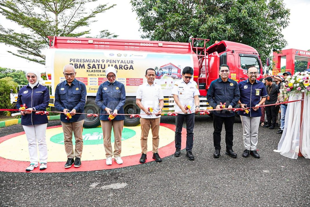 Menteri ESDM Bahlil Lahadalia, Direktur Utama Pertamina Patra Niaga Riva Siahaan, dan Kepala BPH Migas Erika Retnowati saat memotong pita sebagai simbol peresmian 31 titik baru BBM Satu Harga di Integrated Terminal Wayame, Ambon, pada Rabu (18/12/2024). (Dok/Pertamina)