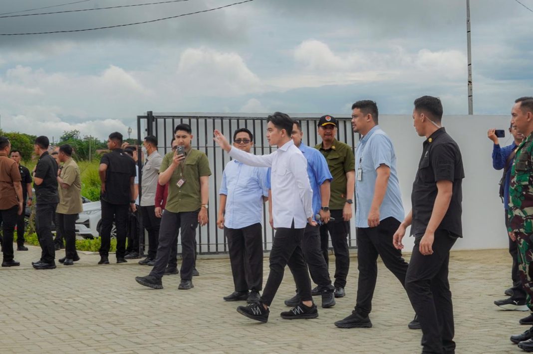 Wapres Gibran Rakabuming Raka meninjau Kolam Retensi Martubung yang menjadi solusi pengendalian banjir dan mendukung UMKM setempat, Selasa (24/12/2024). (Dok/Diskominfo Kota Medan)