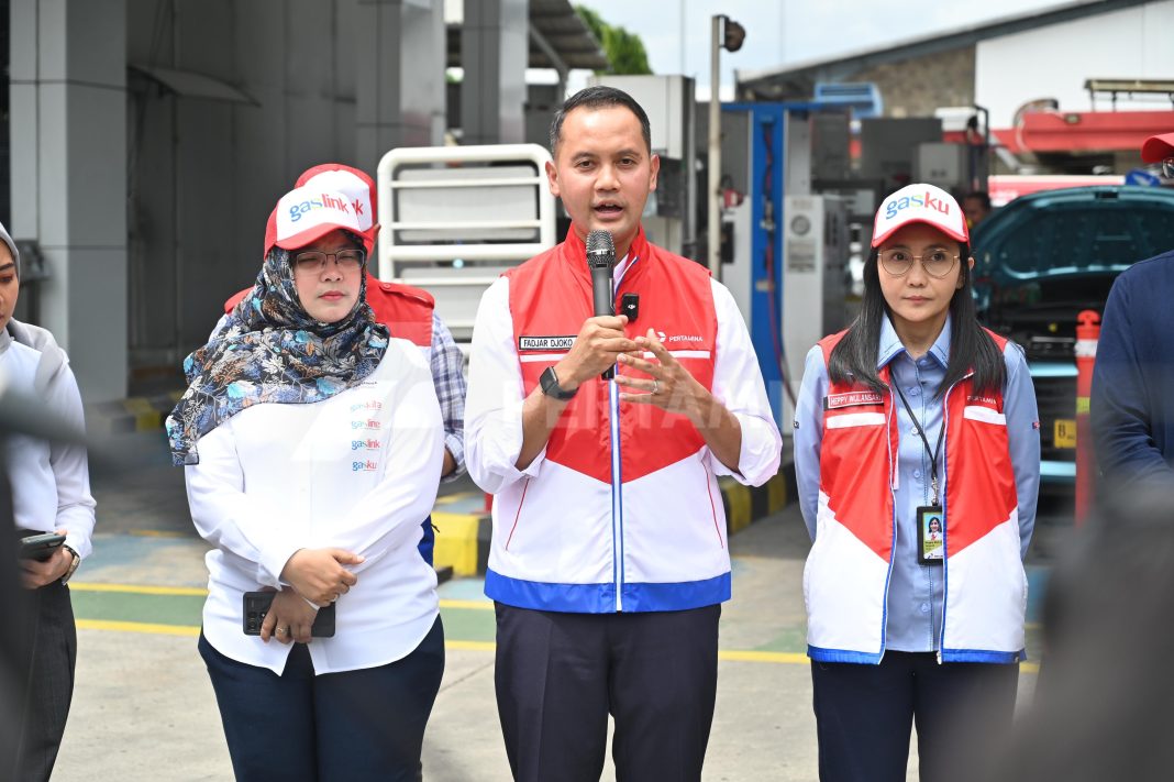 Vice President Corporate Communication Pertamina Fadjar Djoko Santoso memberikan keterangan pers kepada awak media mengenai kesiapan Pertamina dalam menjamin ketersediaan BBM jelang libur Natal dan Tahun Baru 2025 mendatang. Kegiatan ini berlangsung di SPBG Pondok Ungu, Bekasi, Kamis (19/12/2024). (Dok/Pertamina)