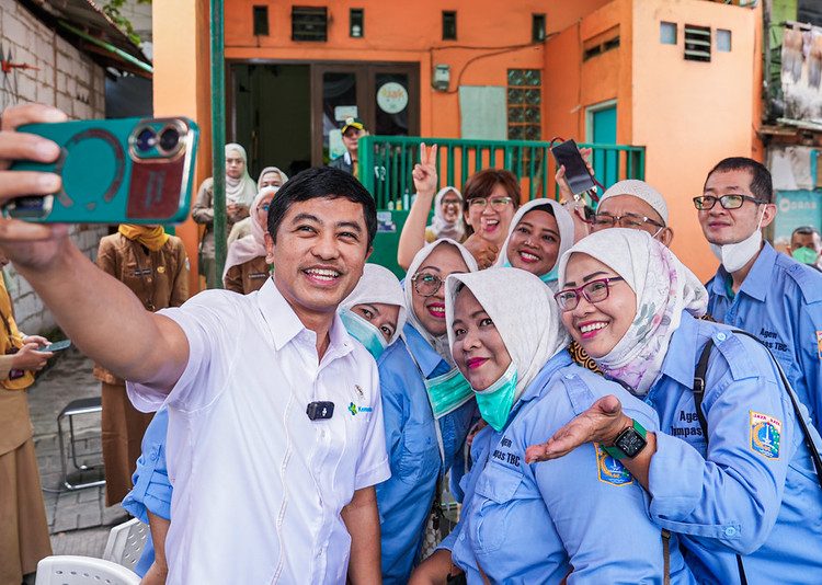 Wamenkes Prof Dante Saksono Harbuwono berdiskusi dengan kader kesehatan RW 09, Kelurahan Jelambar Baru, Jakarta Barat, Senin (16/12/2024), terkait upaya eliminasi TBC di masyarakat. (Dok/Kemenkes)