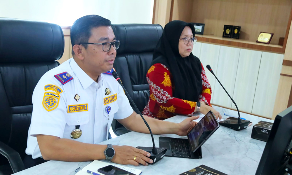 Kepala Dinas Perhubungan Provinsi Sumatera Utara, Agustinus Panjaitan didampingi Kepala Bidang Informasi dan Komunikasi Publik Dinas Kominfo Sumut Harvina Zuhra, pada temu pers di Kantor Gubernur Sumut Jalan Diponegoro Medan, Kamis (5/12/2024). (Dok/Diskominfo Sumut)