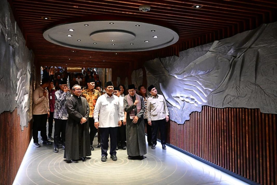 Presiden Prabowo Subianto meresmikan Terowongan Silaturahim di halaman Masjid Istiqlal, Jakarta, Kamis (12 /12/2024). (Dok/BPMI Setpres)