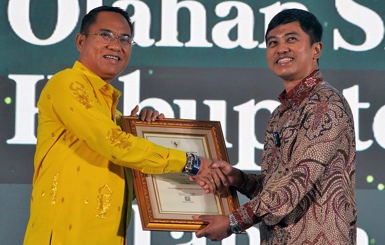 Wakil Menteri Kesehatan, Prof Dante Saksono Harbuwono, memberikan Penghargaan Sanitasi Total Berbasis Masyarakat (STBM), Pelabuhan Bandar Udara Sehat, dan Keamanan Pangan Olahan Siap Saji Tahun 2024 di Hotel The St Regis Jakarta, Selasa (10/12/2024). (Dok/Kemenkes)