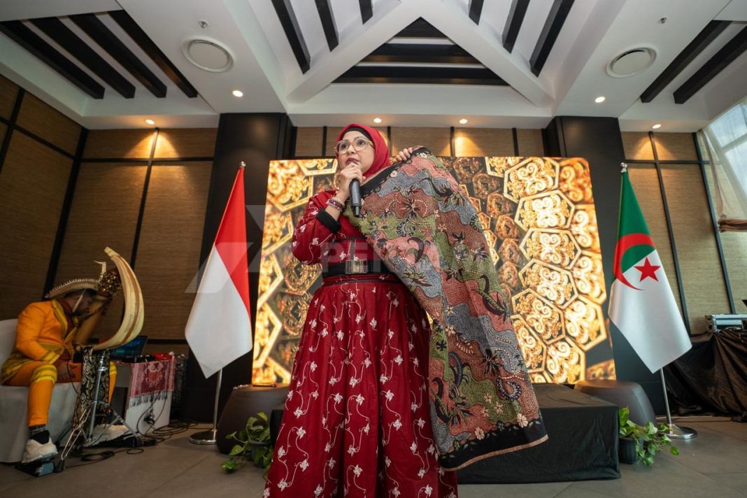 UMKM Go Global, Pertamina memperkenalkan batik Madura di ajang Indonesia Spice Up The World, di Aljazair. (Dok/Pertamina)