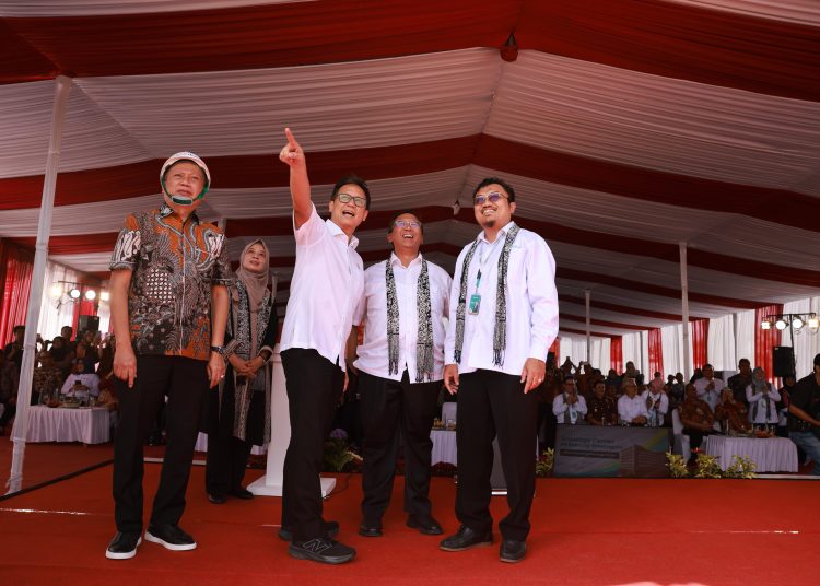 Pj Direktur Utama RSUP dr Soeradji Tirtonegoro, dr Sholahuddin Rhatomy, bersama Menkes Budi, di lokasi pembangunan gedung onkologi baru, Kamis (19/12/2024). (Dok/Kemenkes)