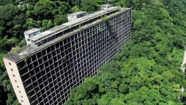 Gavea Tourist Hotel, bangunan megah yang mangkrak di tengah Hutan Tijuca, Brazil.