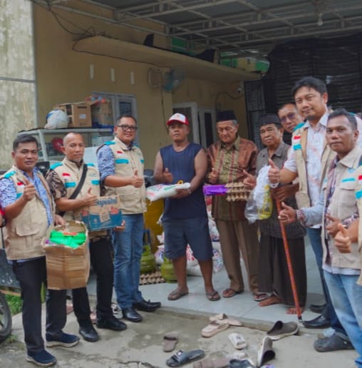 GM PLN UID Sumut Agus K menyerahkan bantuan kepada Ketua RT Desa Tadukan Raga, Supriyadi. (Dok/PLN)