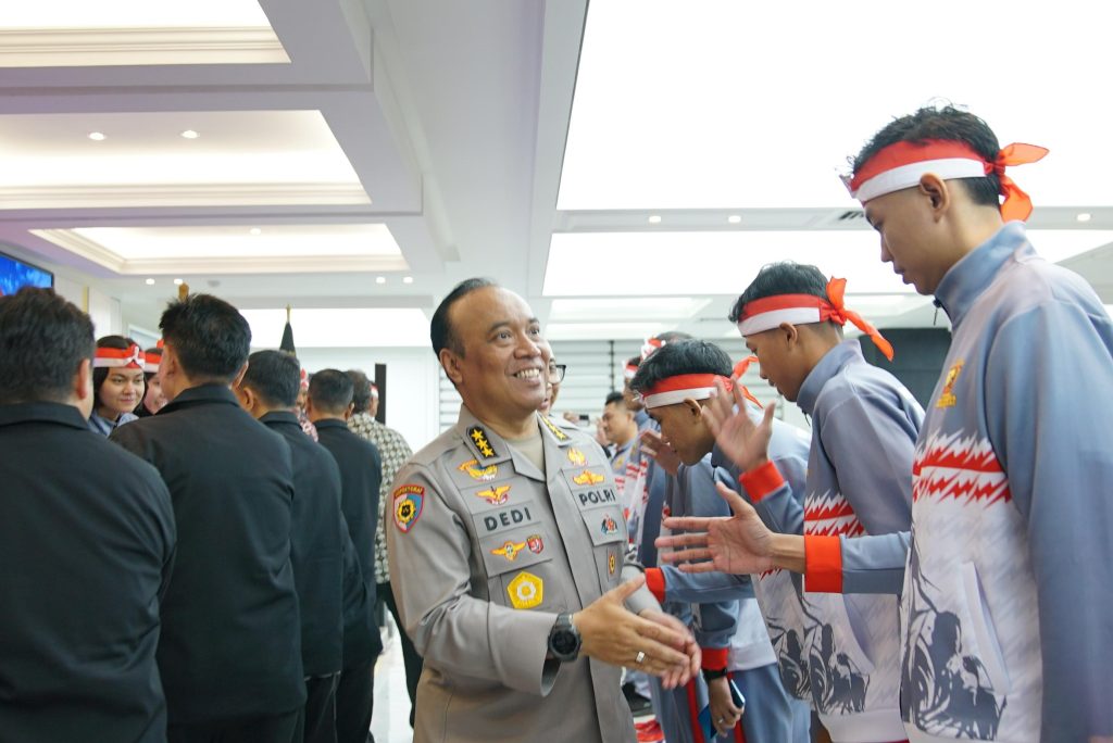 Irwasum Polri Komjen Pol Dedi Prasetyo melantik Pengurus Besar Taekwondo Indonesia Garbha Presisi dan melepas 30 personil Polri yang akan bertanding di ajang internasional di Vietnam, pada Senin (3/12/2024), di Jakarta.