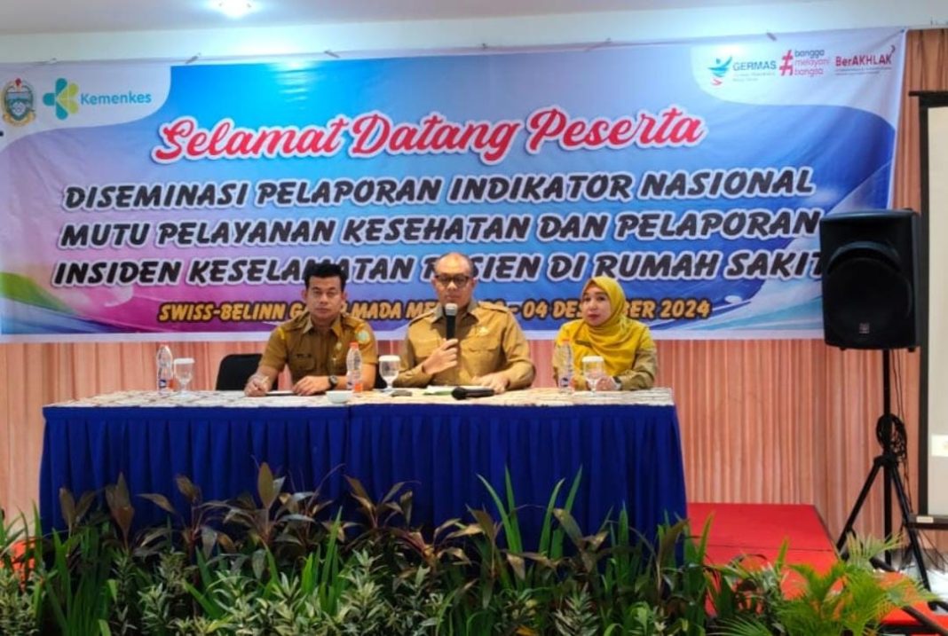 Kepala Dinas Kesehatan Provinsi Sumut H Muhammad Faisal Hasrimy AP MAP didampingi Kepala Bidang Yankes Dinkes Sumut dr Nelly Fitriani MKes dan Kepala Seksi Yankes Rujukan Dinkes Sumut dr Mhd Emirsyah Harvian Harahap MKM memberikan kata sambutan dalam pertemuan Diseminasi Pelaporan INM Pelayanan Kesehatan dan Pelaporan IKP di rumah sakit, yang dihadiri perwakilan RSUD kabupaten/kota, rumah sakit swasta, BUMN, TNI/Polri, serta Dinas Kesehatan kabupaten/kota, baik secara luring maupun daring, Selasa (3/12/2024). (Dok/Dinkes Sumut)