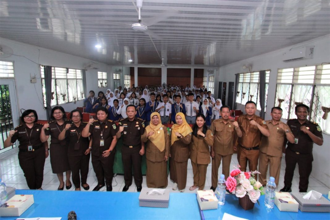 Tim Penyuluhan Hukum Kejati Sumut bersama para guru dan siswa SMA Negeri 14 Medan, Senin (2/12/2024). (Dok/Penkum Kejatisu)