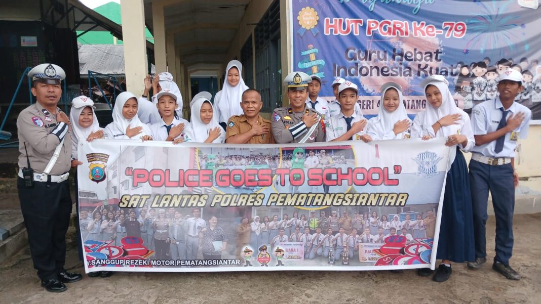 Petugas Sat Lantas Polres Pematangsiantar saat melaksanakan kegiatan police go to school di SMP Negeri 4 Pematangsiantar, Senin (2/12/2024). (Dok/Polres Pematangsiantar)