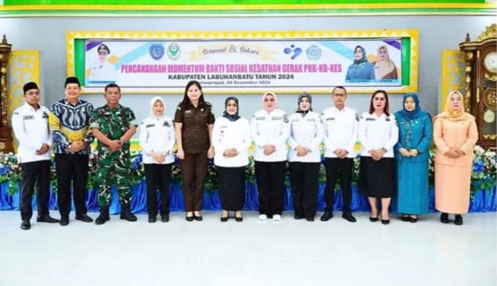 Plt Bupati Labuhanbatu Hj Ellya Rosa Siregar foto bersama unsur Forkopimda, Elina Flori Malau dari IAD, TP PKK dan DWP setelah mencanangkan Baksos PKK-KB-Kes tahun 2024, di Kantor Bupati, Jalan Sisingamangaraja Rantauprapat, Rabu (4/12/2024). (Dok/Kominfo Labuhanbatu)