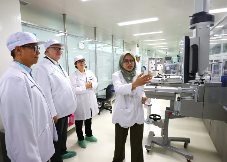 Menteri Kesehatan Budi Gunadi dan anggota dewan Global Alliance for Vaccines and Immunization (GAVI) berkunjung ke Bandung untuk proses penyimpanan vaksin di Puskesmas Pasirkaliki, serta proses produksi dan distribusi vaksin yang dilakukan PT Biofarma.