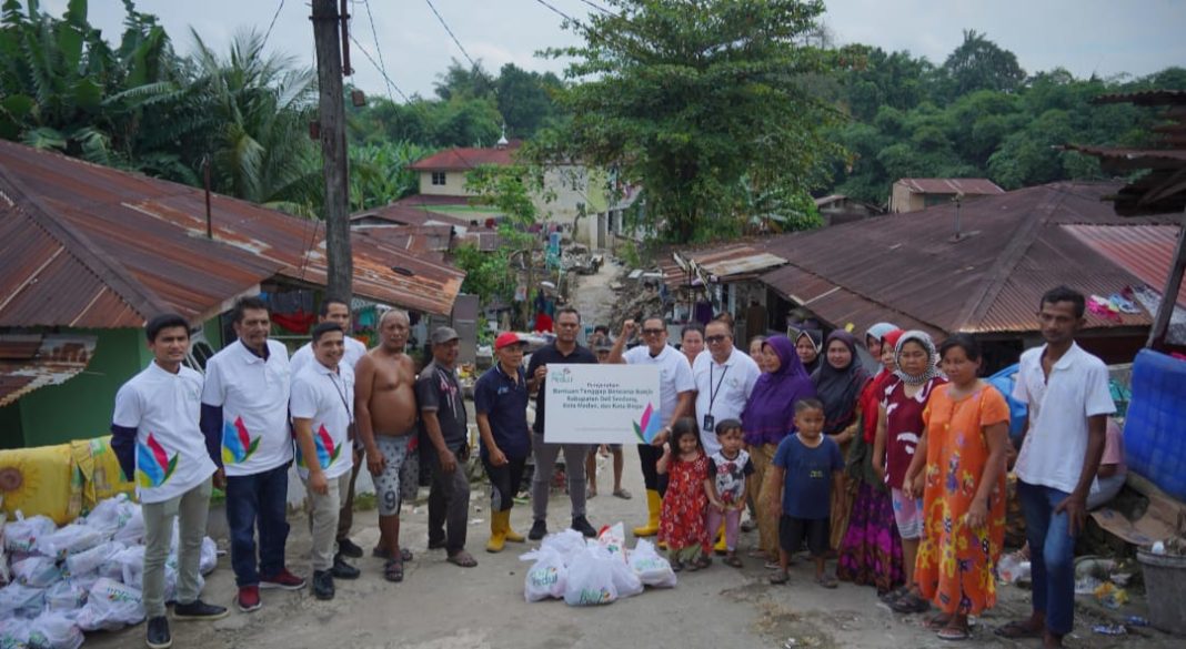 General Manager PLN UID Sumut, Agus Kuswardoyo, foto bersama disaat memberikan bantuan kepada korban banjir yang melanda beberapa wilayah di Sumut, belum lama ini. (Dok/PLN)