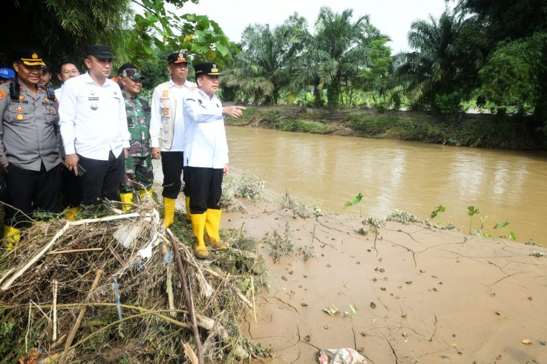 Pj Gubernur Sumut A Fatoni, Camat Patumbak M Kennedy Tarigan, Tuahta Saragih meninjau sungai di Desa Marendal I, Kecamatan Patumbak, Rabu (4/12/2024). (Dok/Diskominfo Sumut)