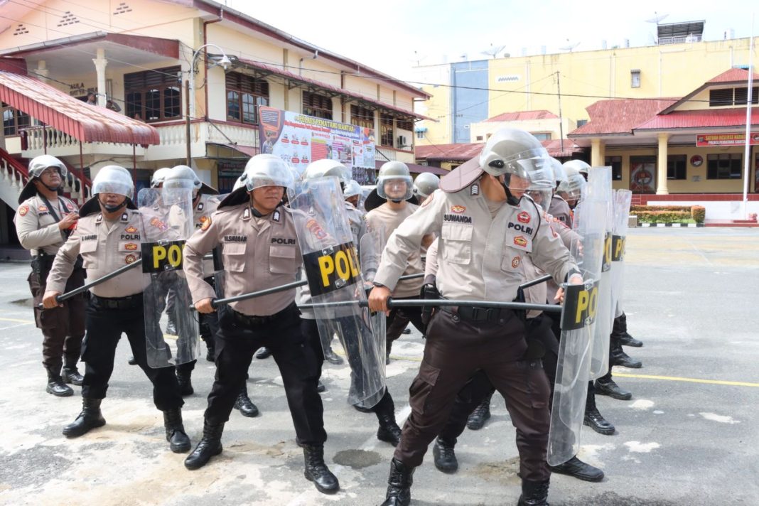 Personil Polres Pematangsianțar kembali melaksanakan latihan Dalmas bertempat di Lapangan Apel Polres Pematangsiantar, Kamis (5/12/2024). (Dok/Polres Pematangsiantar)