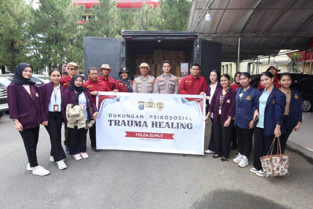 Tim trauma healing Polda Sumut berfoto bersama usai melaksanakan kegiatan dukungan psikososial di Posko Bencana Banjir di Jalan Pertahanan Gang Amal, Dusun II Desa Patumbak Kampung, Kamis (5/12/2024). (Dok/Polda Sumut)