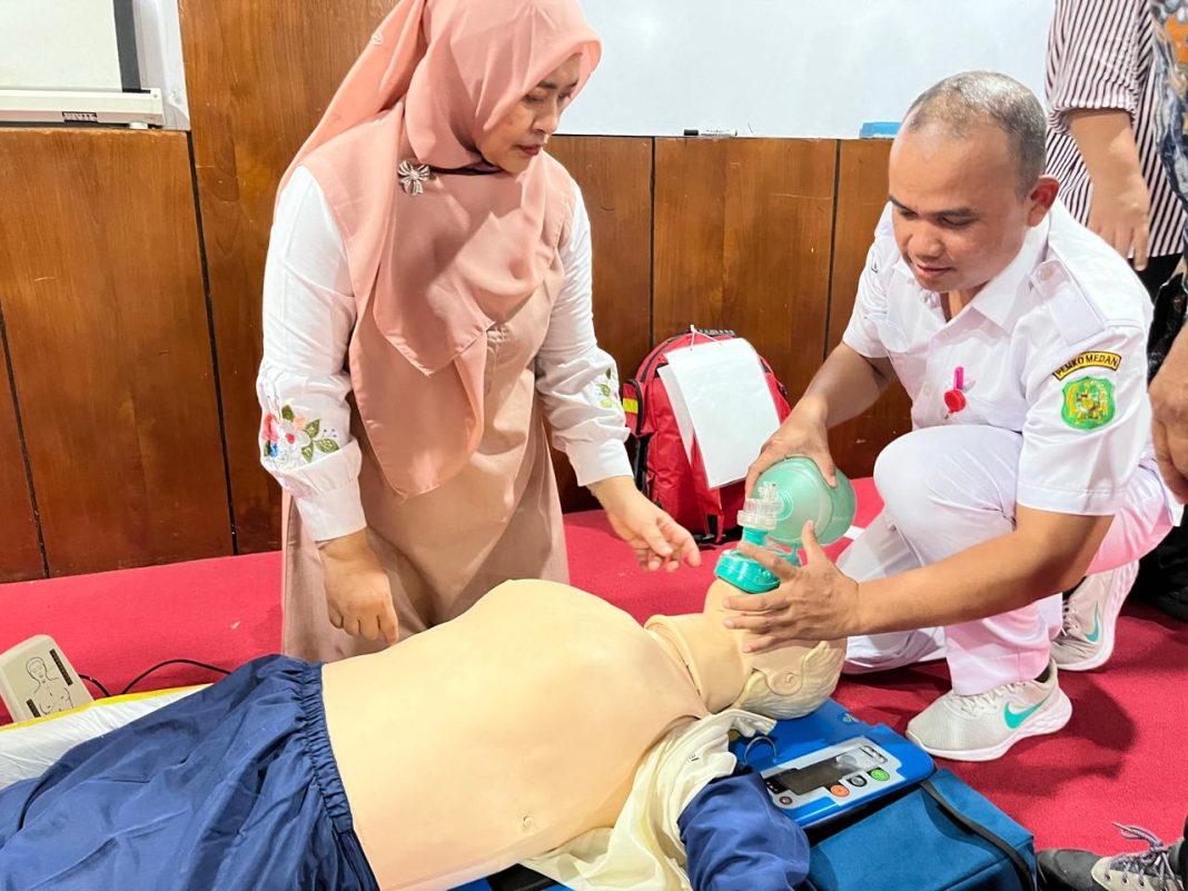 RSUD Dr Pirngadi Medan menyelenggarakan workshop BHD pada 3-5 November 2024. Kegiatan yang digelar selama tiga hari ini bertujuan untuk meningkatkan pengetahuan dan keterampilan tenaga kesehatan dalam memberikan pelayanan kegawatdaruratan. (Dok/RS Pirngadi)