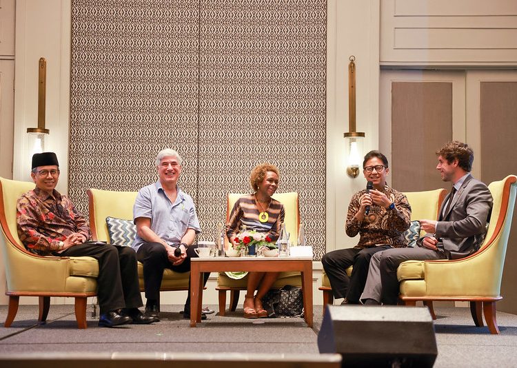 Menteri Kesehatan RI, Budi Gunadi Sadikin, memberikan penjelasan mengenai pentingnya pendekatan promotif dan preventif dalam upaya peningkatan kesehatan masyarakat pada sesi diskusi GAVI Board Meeting di Hotel Hilton, Nusa Dua, Bali. (Dok/Kemenkes)