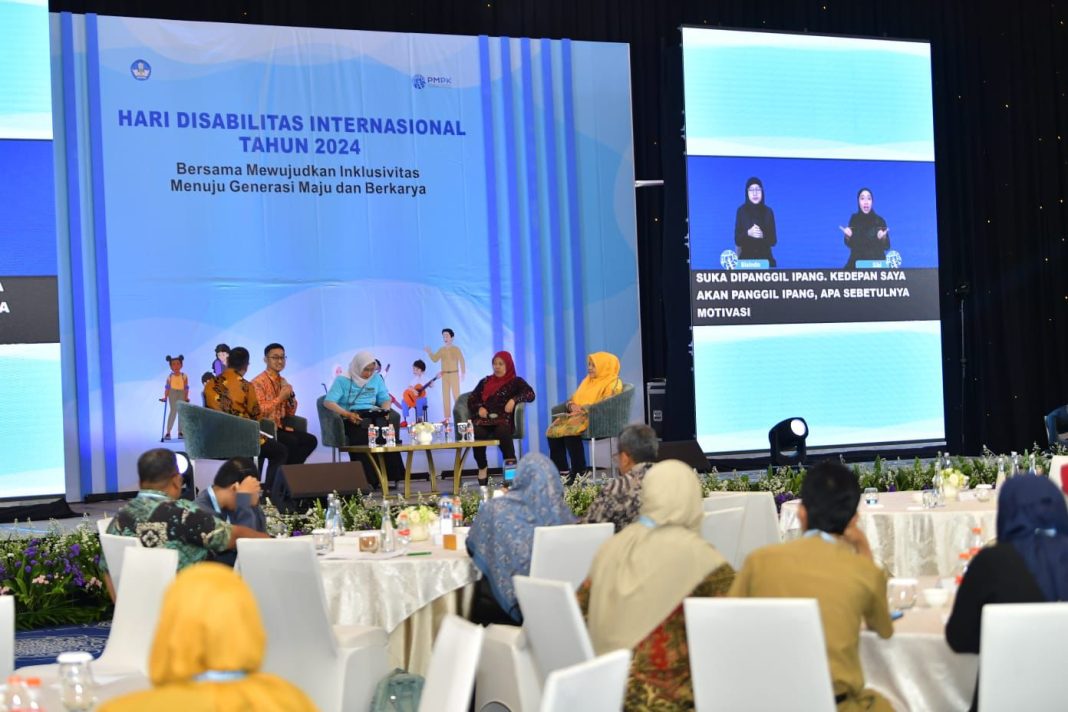 Rin Sukma Tegar Muslimah, siswi tunanetra kelas X SLTA Luar Biasa Negeri Lebak Bulus, Jakarta, membacakan puisi 'Ketika Diam Ku Berpikir' pada Peringatan Hari Disabilitas Internasional 2024 di Ballroom Tri Brata, Jakarta Selatan. (Dok/Kemendikdasmen)