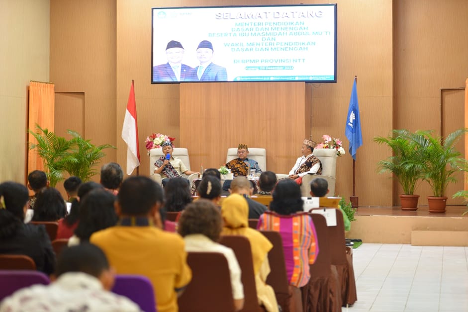 Menteri Pendidikan Dasar dan Menengah, Abdul Mu'ti, bersama Wakil Menteri Fajar Riza Ul Haq, melakukan kunjungan kerja ke Kupang, Nusa Tenggara Timur, pada Selasa (3/12/2024). (Dok/Kemendikdasmen)