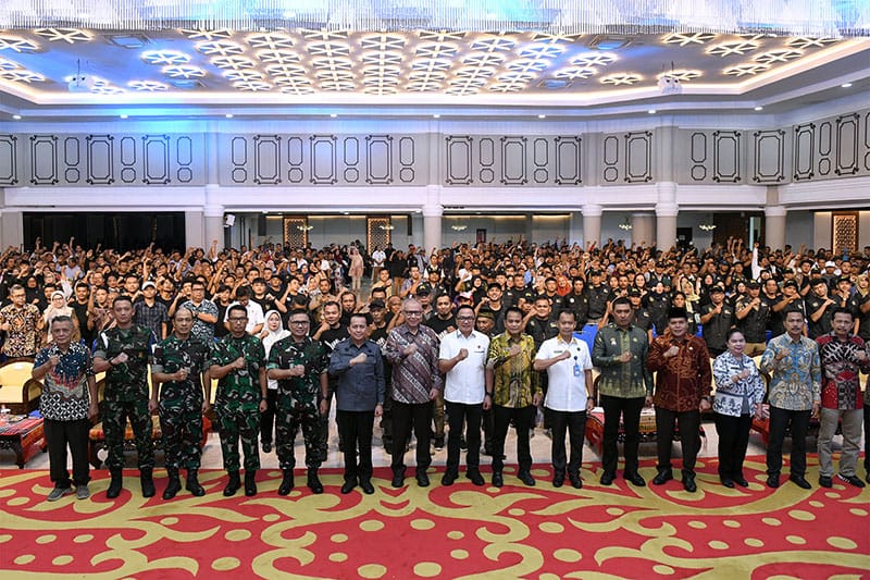 Pj Gubernur Sumut, Agus Fatoni, bersama Forkopimda dan ribuan relawan mengikrarkan komitmen untuk memerangi narkoba dalam acara peluncuran Gerakan Bersih Narkoba (Bersinar) Serentak se-Sumut, di Aula Raja Inal Siregar, Kantor Gubernur Sumut, Medan, pada Jumat (6/12/2024). (Dok/Diskominfo Sumut)