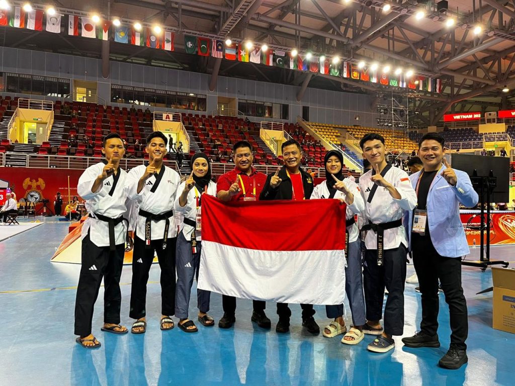 Tim Taekwondo Garuda Bhayangkara (Garbha) Presisi Polri berpose bersama setelah meraih 7 medali emas, 5 perak, dan 4 perunggu di Kejuaraan Taekwondo Polisi Terbuka 2024 di Quang Ninh, Vietnam. (Dok/Humas Polri)