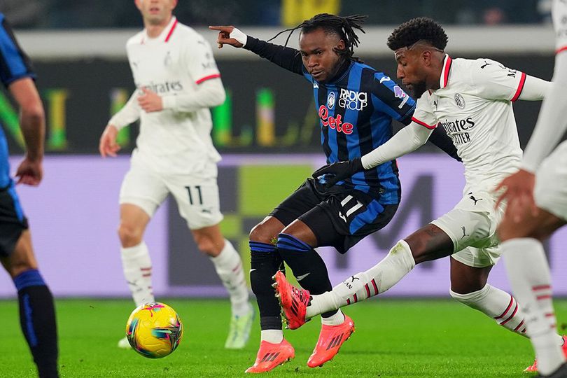 Ademola Lookman dikawal pemain lawan di laga Atalanta vs AC Milan, Serie A 2024/2025, Sabtu (7/12/2024).