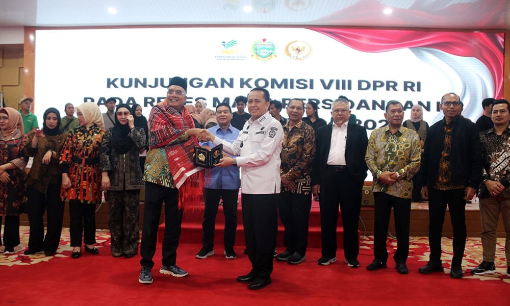 Ketua Komisi VIII DPR RI, Marwan Dasopang, memberikan apresiasi atas penurunan kemiskinan ekstrem di Sumut, saat melakukan kunjungan kerja di Aula Tengku Rizal Nurdin, Medan, pada Jumat (6/12/2024). (Dok/Diskominfo Sumut)