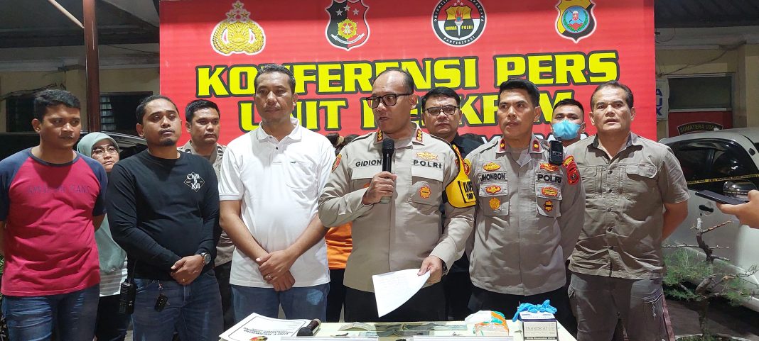 Kapolrestabes Medan Kombes Pol Gidion Arif Setyawan memaparkan kasus penggelapan mobil rental yang melibatkan oknum PNS dan seorang wanita, dalam konferensi pers di Mapolsek Medan Tembung, Sabtu malam (7/12/2024).